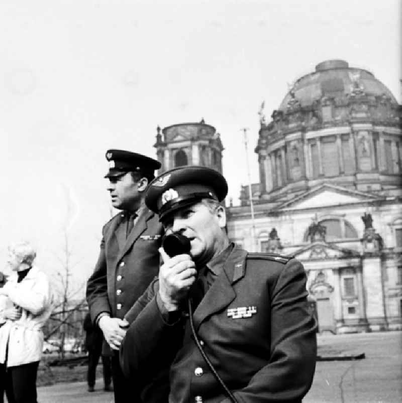 Hubschraubereinsatz auf dem Marx-Engels-Platz.