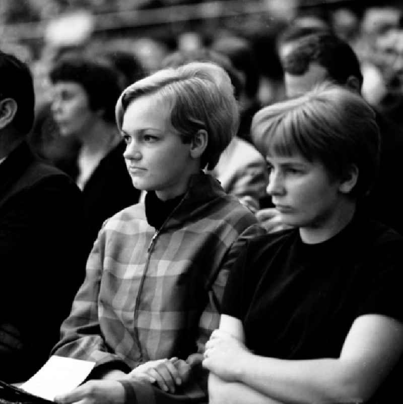 Schrittmacherforum mit Fernsehen u. Schriftstellern in der Kongreßhalle.