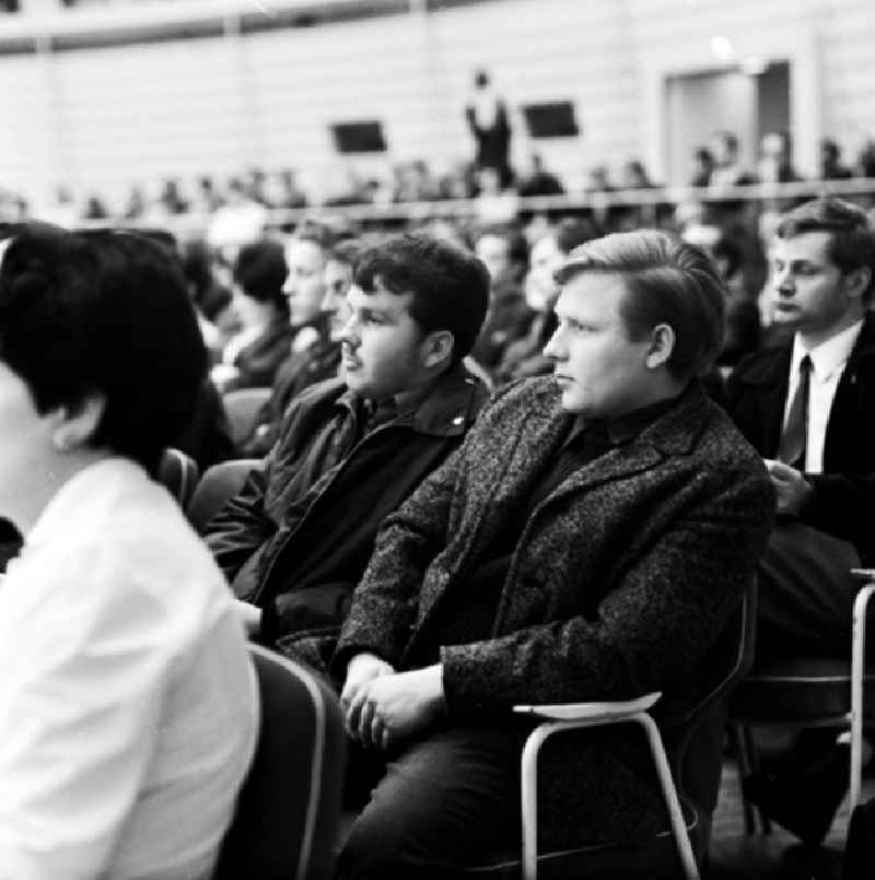 Schrittmacherforum mit Fernsehen u. Schriftstellern in der Kongreßhalle.