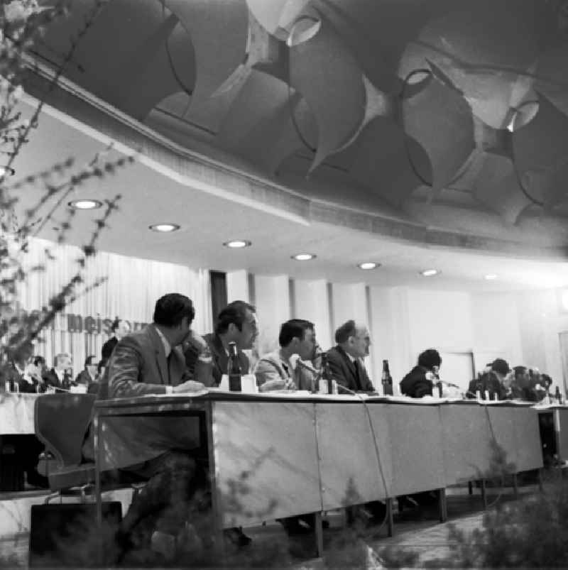 Schrittmacherforum mit Fernsehen u. Schriftstellern in der Kongreßhalle.