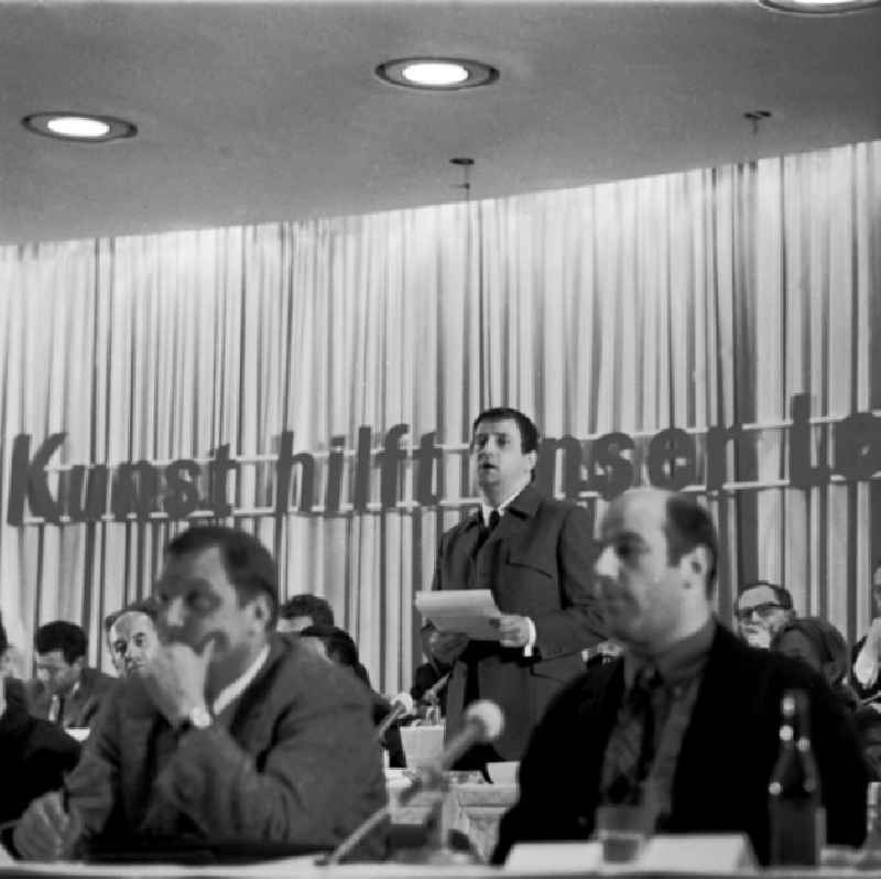 Schrittmacherforum mit Fernsehen u. Schriftstellern in der Kongreßhalle.