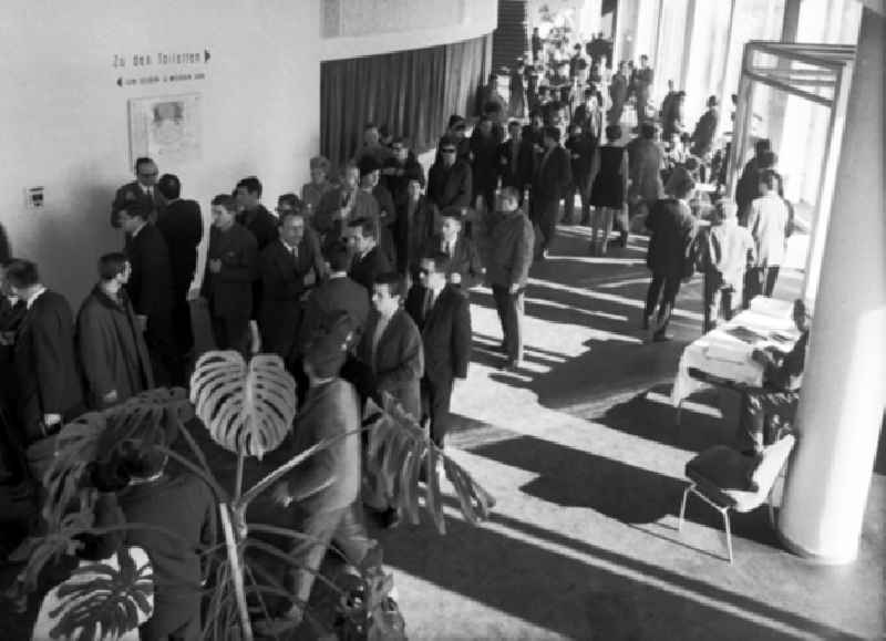 Schrittmacherforum mit Fernsehen u. Schriftstellern in der Kongreßhalle.