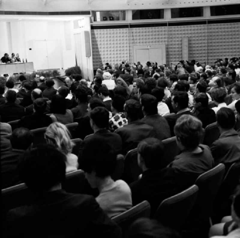 Schrittmacherforum mit Fernsehen u. Schriftstellern in der Kongreßhalle.