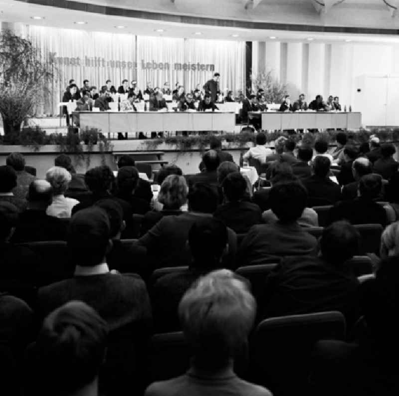 Schrittmacherforum mit Fernsehen u. Schriftstellern in der Kongreßhalle.