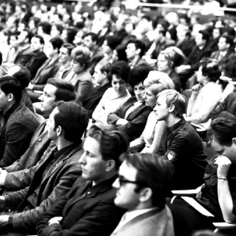 Schrittmacherforum mit Fernsehen u. Schriftstellern in der Kongreßhalle.