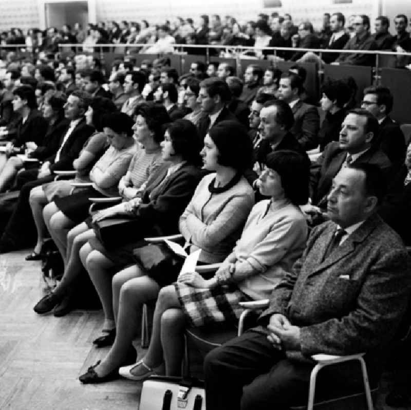 Schrittmacherforum mit Fernsehen u. Schriftstellern in der Kongreßhalle.