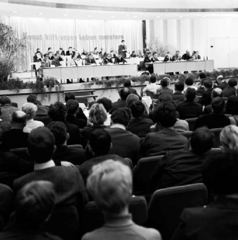 Schrittmacherforum mit Fernsehen u. Schriftstellern in der Kongreßhalle.