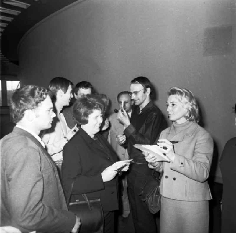 Schrittmacherforum mit Fernsehen u. Schriftstellern in der Kongreßhalle.