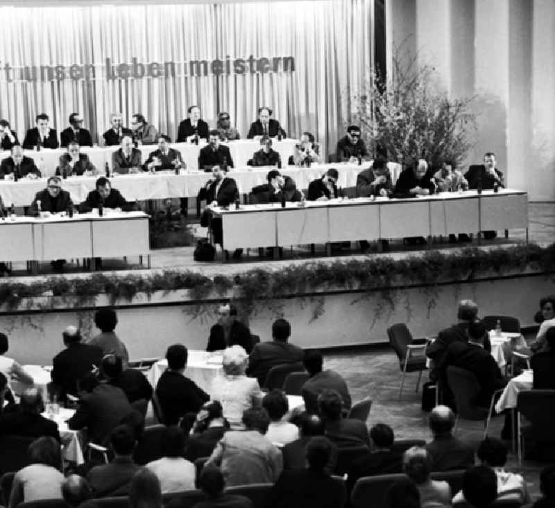 Schrittmacherforum mit Fernsehen u. Schriftstellern in der Kongreßhalle.