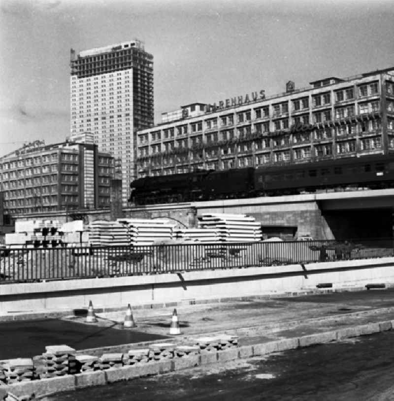 Stadtzentrum mit der Grunerstraße, dem Autotunnel und dem Alexanderplatz.