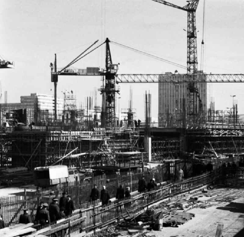 Stadtzentrum mit der Grunerstraße, dem Autotunnel und dem Alexanderplatz.