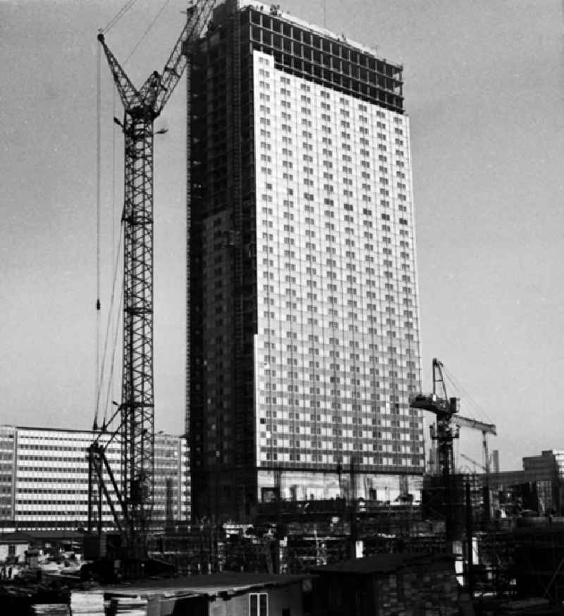 Stadtzentrum mit der Grunerstraße, dem Autotunnel und dem Alexanderplatz.