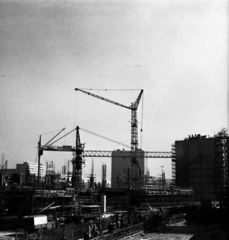 Stadtzentrum mit der Grunerstraße, dem Autotunnel und dem Alexanderplatz.