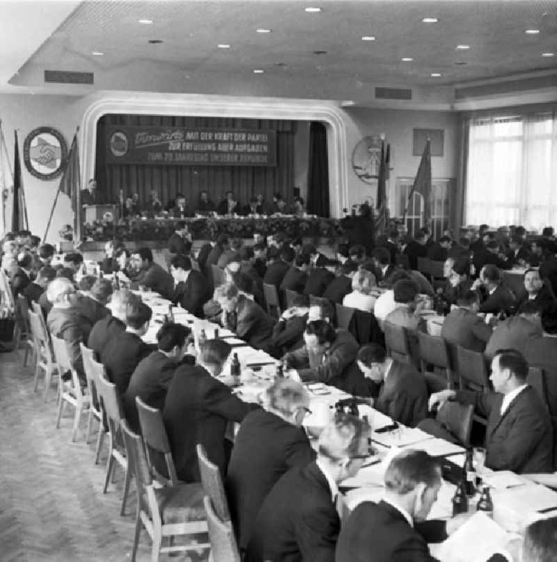 Blick auf den Saal von der APO-Wahlversammlung im WBK (Wohnungsbaukombinat) mit dem Redner Paul Verner vom Betonwerk Grünau.