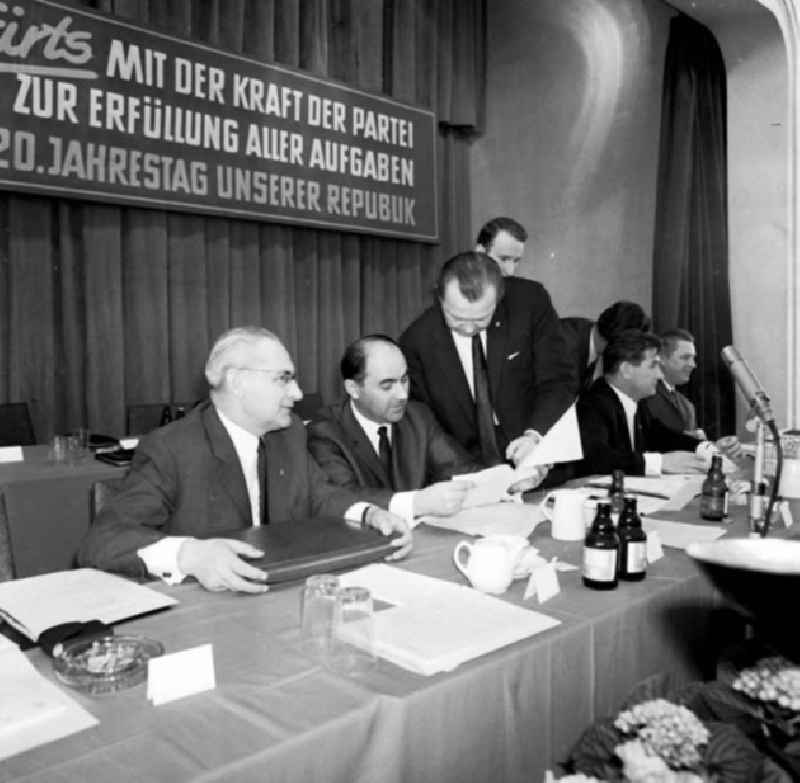 Blick auf den Saal von der APO-Wahlversammlung im WBK (Wohnungsbaukombinat) mit dem Redner Paul Verner vom Betonwerk Grünau.