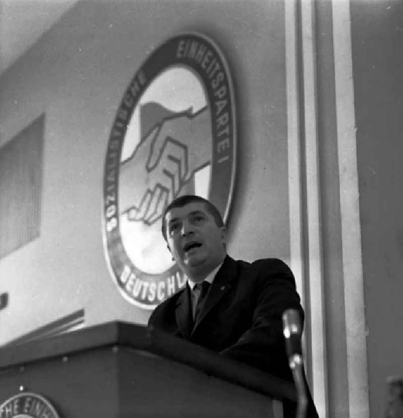 Blick auf den Saal von der APO-Wahlversammlung im WBK (Wohnungsbaukombinat) mit dem Redner Paul Verner vom Betonwerk Grünau.