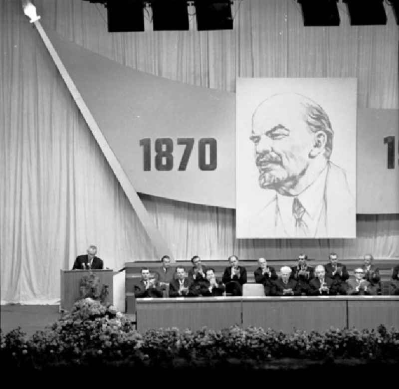 Paul Verner als Redner auf der Festveranstaltung zum 99. Geburtstag Lenins.