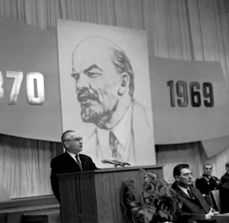 Paul Verner als Redner auf der Festveranstaltung zum 99. Geburtstag Lenins.