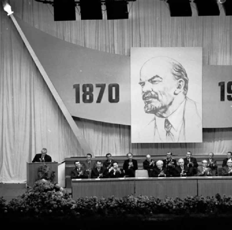 Paul Verner als Redner auf der Festveranstaltung zum 99. Geburtstag Lenins.