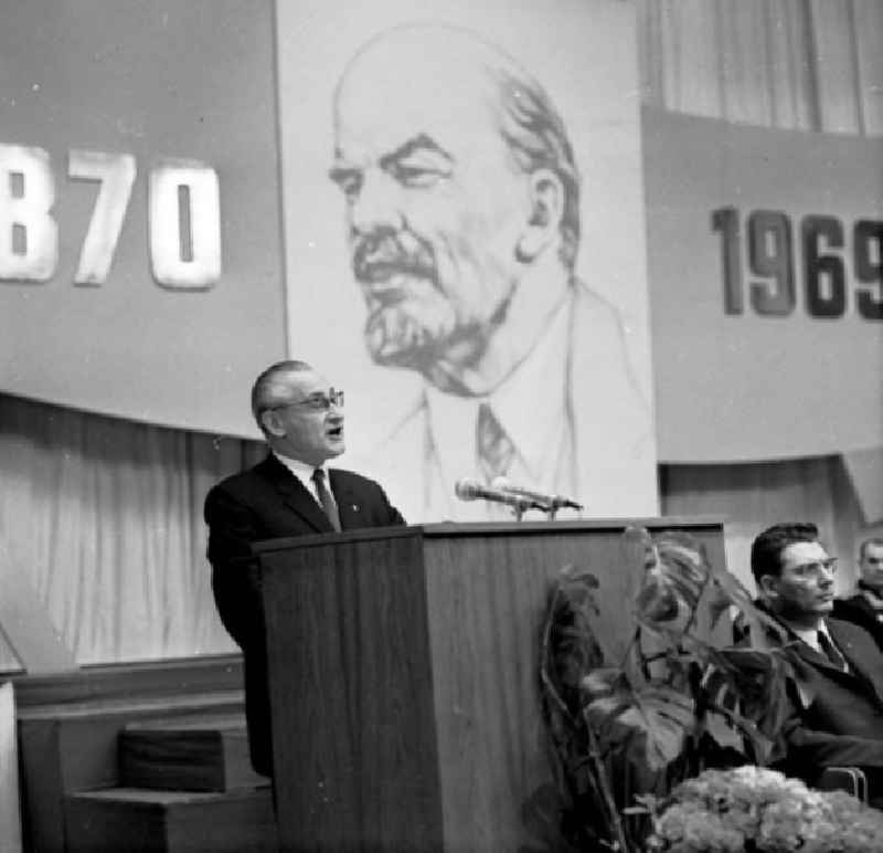 Paul Verner als Redner auf der Festveranstaltung zum 99. Geburtstag Lenins.