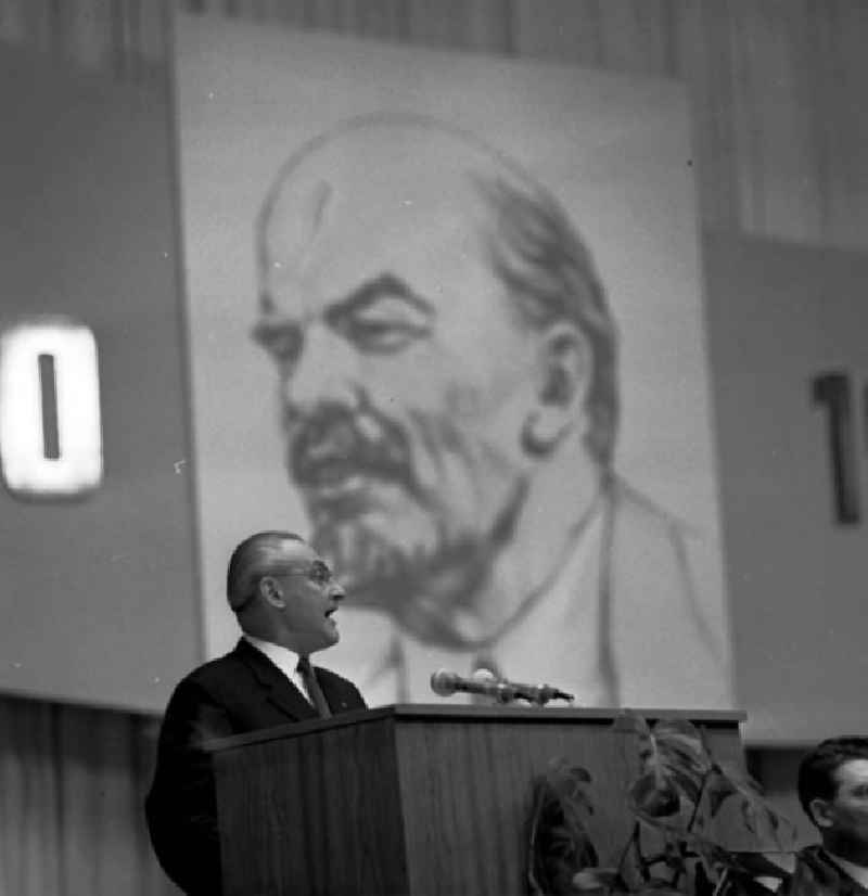 Paul Verner als Redner auf der Festveranstaltung zum 99. Geburtstag Lenins.