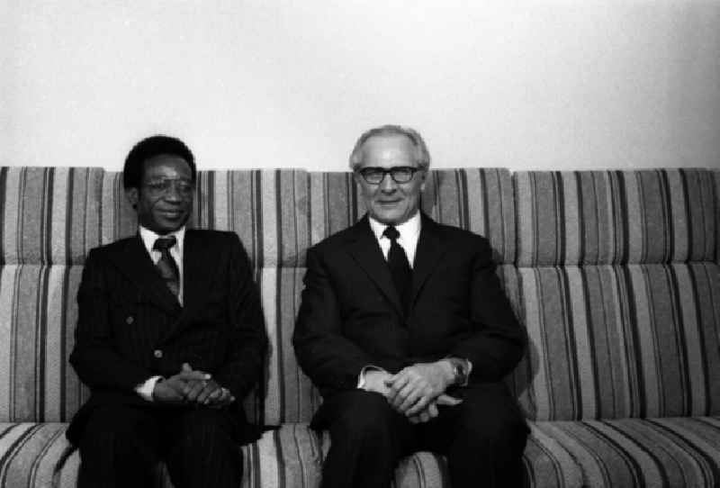 Erich Honecker empfing Sonderbotschafter ausSambia F.P. Mugabala  (4