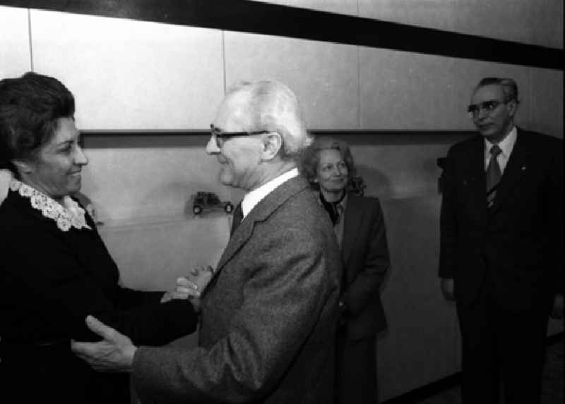 Erich Honecker empfängt Dr. A. Ratebzad - Mitglieder des Politbüros des Zentralkomitees der Demokratischen Vollkspartei Afganistan. (23