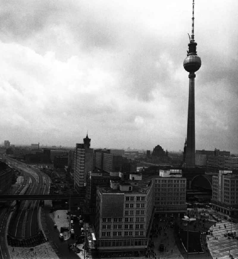 Fernsehturm am Alexanderplatz. Der Berliner Fernsehturm ist mit 368 m das höchste Bauwerk Deutschlands. (