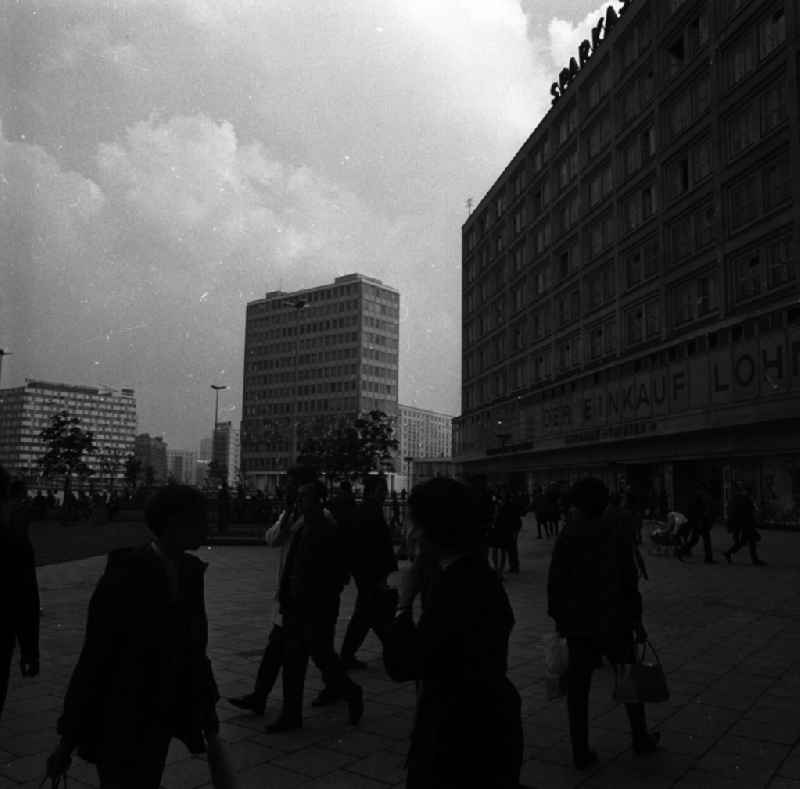 Blick auf den Alexanderplatz mit dem Sparkasse und Haus des Lehrers. Der Alexanderplatz ist ein zentraler Platz und Verkehrsknoten in Berlin. Er liegt im Bezirk Mitte und wird im Volksmund kurz Alex genannt. Er wurde nach Zar Alexander I. benannt. 
(