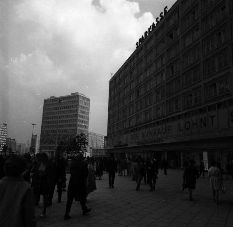 Blick auf den Alexanderplatz mit dem Sparkasse und Haus des Lehrers. Der Alexanderplatz ist ein zentraler Platz und Verkehrsknoten in Berlin. Er liegt im Bezirk Mitte und wird im Volksmund kurz Alex genannt. Er wurde nach Zar Alexander I. benannt. 
(