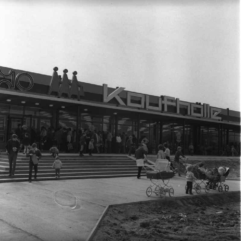 Moderne Kaufhalle in Lichtenberg / Dolgenseestrasse. Große Auswahl und zufriedene Kunden in einer HO-Verkaufsstelle der frühen siebziger Jahre. Im Bild: Im Eingangsbereich stehen Kunden Schlange.