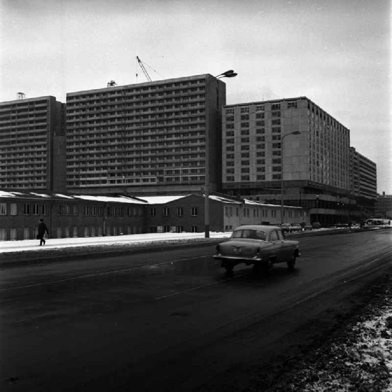 Die Baustelle Rathausstraße / Karl-Liebknecht-Straße. Das Stelzenhaus in der Rathausstraße. Auf der Strasse ein russischer PKW Typ Wolga M 21.