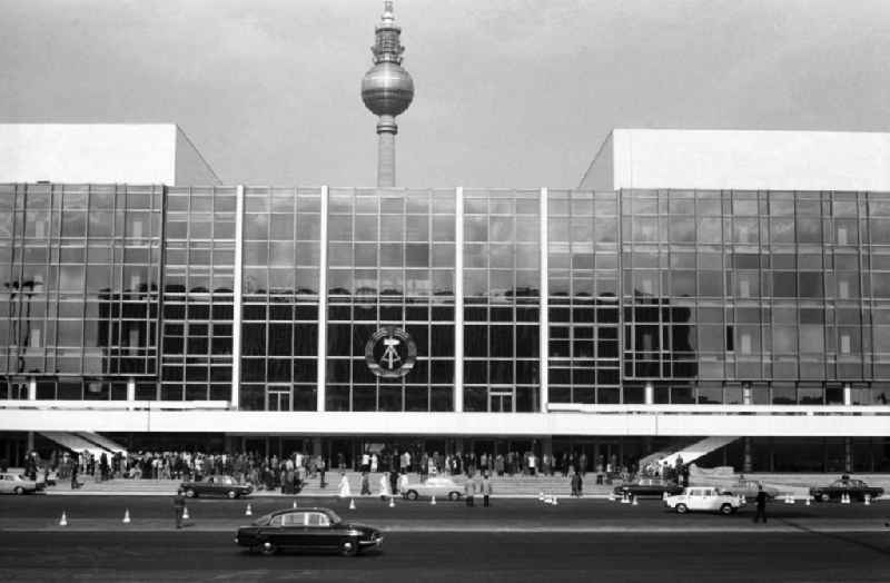 Blick auf die gläserne Westfassade des Palast der Republik in Ostberlin mit dem Enblem / Symbol der DDR über dem Haupteingang, aufgenommen zur Eröffnung des Hauses. Der Palast der Republik in der DDR war eines der größten und modernsten kulturellen Mehrzweckgebäude seiner Art in Europa. Neben gastronomischen Einrichtungen beherbergte das Gebäude einen großen Mehrzwecksaal und das Parlamenstgebäude der Volkskammer der DDR. Das Gebäude wurde am Standort des ehemaligen Berliner Stadtschlosses errichtet.