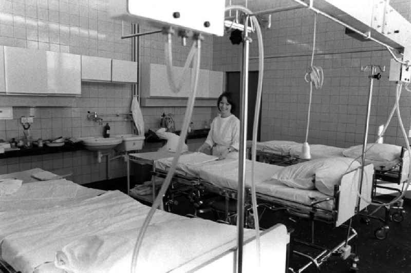 Blick in den neuen Kreisssaal im Oskar-Ziethen-Krankenhaus in Berlin-Lichtenberg. Krankenschwester steht an Krankenbett.