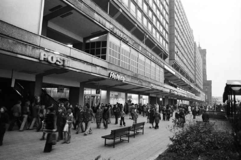 Passanten gehen an den Schaufenstern der Rathauspassagen am Alexanderplatz in Berlin-Mitte vorbei.