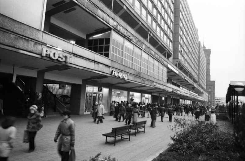 Passanten gehen an den Schaufenstern der Rathauspassagen am Alexanderplatz in Berlin-Mitte vorbei.