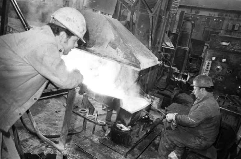 Arbeiter an der Messingschmelze (Stranggußverfahren) im VEB Berliner Metallhütten- und Halbzeugwerk (BMHW) Oberschöneweide - eine Betrieb des MANSFELD Kombinat 'Wilhelm Pieck'.