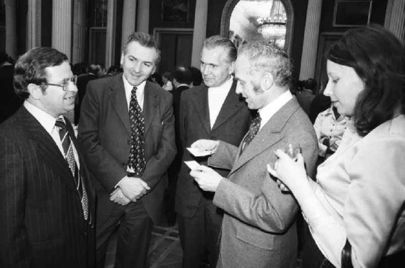 Empfang in der Botschaft der Sowjetunion (Union der Sozialistischen Sowjetrepubliken UdSSR) im Festsaal der Botschaft Unter den Linden in Berlin-Mitte durch den Botschafter in der DDR Pjoter Abrassimow.