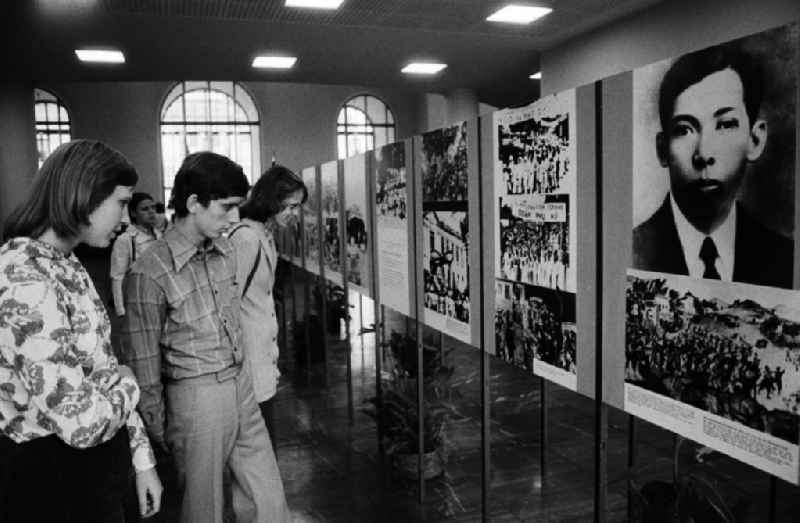 Besucher informieren sich  in der Alten Bibliothek in Berlin Mitte, von den Berlinern 'Kommode' genannt, in einer Ausstellung über das sozialistische Bruderland Vietnam.