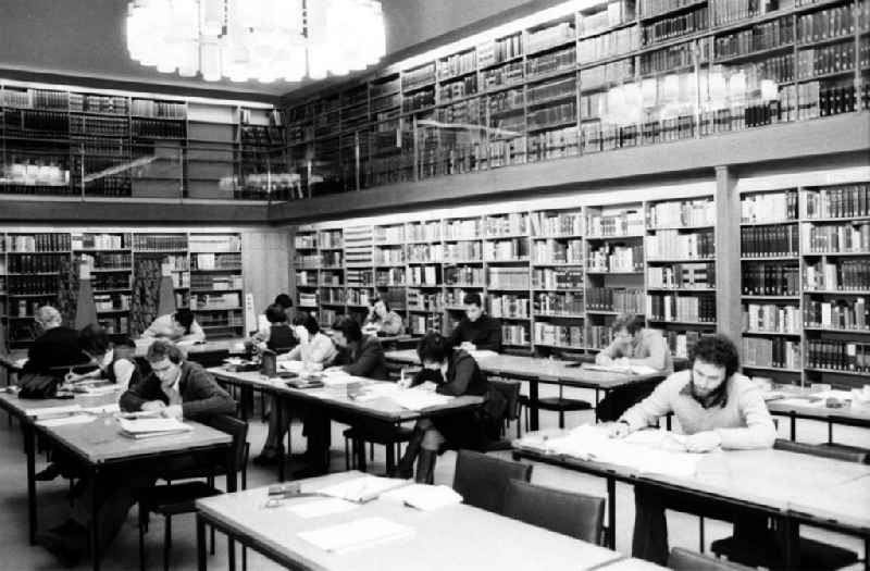 Blick in den Lesesaal der Berliner Stadtbibliothek, Benutzer sitzen an Tischen und lesen.