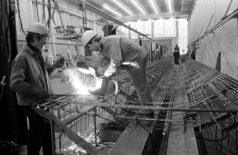 Arbeiter beim schweißen in einem Metallbau-Betrieb.