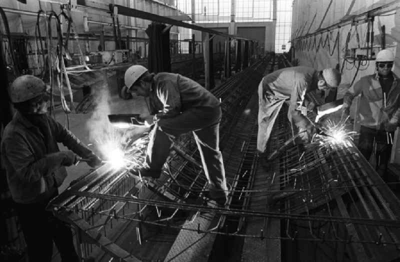 Arbeiter beim schweißen in einem Metallbau-Betrieb.