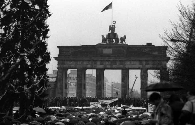 Menschenmassen wie hier auf der Westseite drängen sich trotz schlechten Wetter auf beiden Seiten des Brandenburger Tores in Berlin. 28 Jahre nach dem Bau der Mauer wird das Berliner Wahrzeichen unter dem Jubel von mehr als 100.00