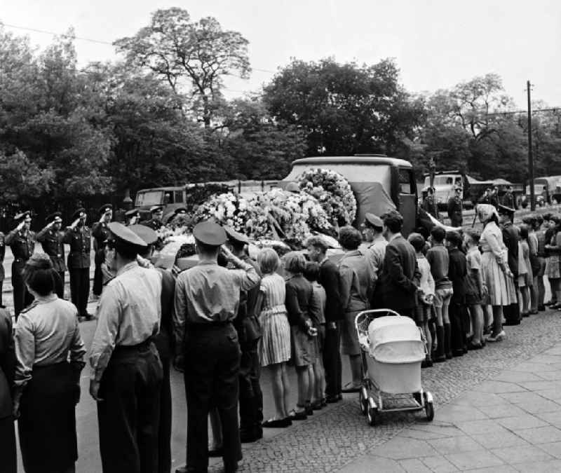 Mit einem Korso wird in Berlin der Sarg von Reinhold Huhn zur Beerdigung gefahren. Soldaten und Passanten stehen am Straßenrand. Der 2