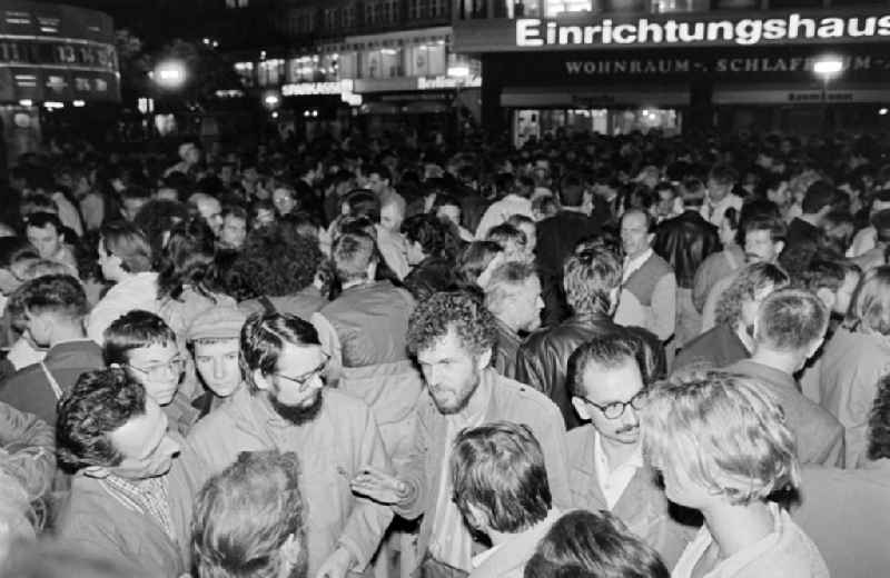 Erregte Diskussionen bei einer Demonstration für mehr Demokratie in Berlin am Alexanderplatz. Seit dem 4