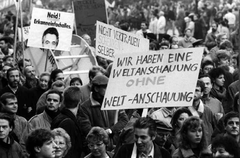 Plakate mit politischen Forderungen - wie hier nach Reisefreiheit - werden am Berliner Palast der Republik mit dem Sitz der Volkskammer vorbei getragen. Berlin erlebt am