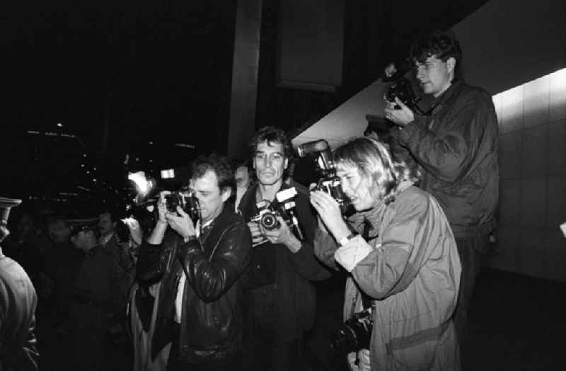 Fotografen / PresseFotografen bei einer Demonstration für mehr Demokratie in Berlin am Alexanderplatz. Seit dem 4