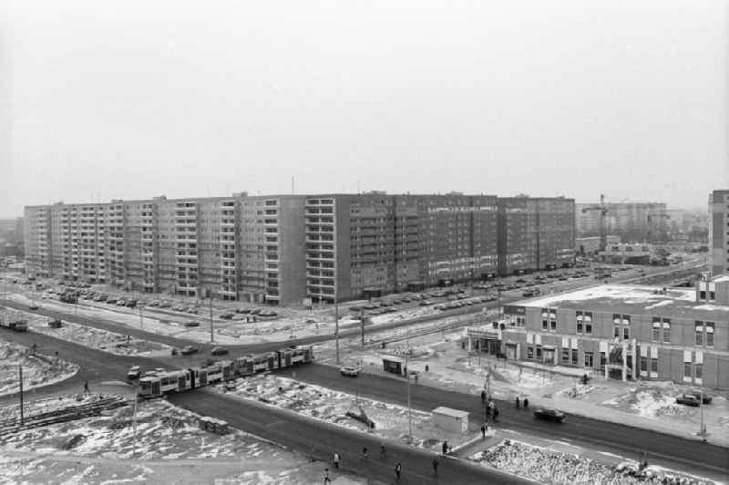 Blick auf eine Straßenkreuzung im Ost-Berliner Stadtbezirk Hohenschönhausen. Im Hintergrund ist eine in Plattenbauweise errichtetes Wohngebäude zu sehen. Hohenschönhausen wurde erst am