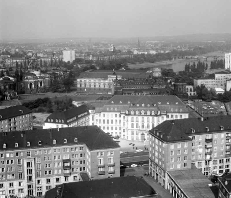 Blick vom Rathausturm auf die Innere Altstadt von Dresden mit dem Landhaus an der Ernst-Thälmann-Straße, heute Wilsdruffer Straße, dahinter das Albertinum und die Kunstakademie (hinten, l).