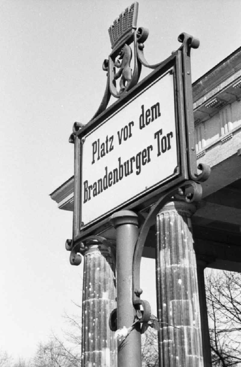 Schild mit der Aufschrift ' Platz vor dem Brandenburger Tor' und dem Berliner Wappen darüber vor dem Brandenburger Tor kurz nach der Maueröffnung.